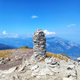 Kamenné sochy. Okruh kolem 5 jezer na svazích hory Pizol, 5-Seen-Wanderung, švýcarské Alpy