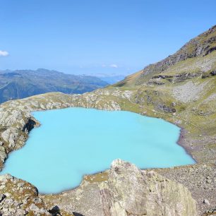 Neuvěřitelná barva jezera Schottensee. Okruh kolem 5 jezer, Pizol, 5-Seen-Wanderung, švýcarské Alpy