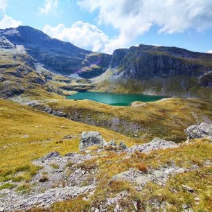Scenerie jezera Schwarzsee. Okruh kolem 5 jezer, Pizol, 5-Seen-Wanderung, švýcarské Alpy