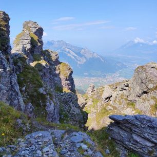 Skalní útvary po cestě dolů. Okruh kolem 5 jezer, Pizol, 5-Seen-Wanderung, švýcarské Alpy