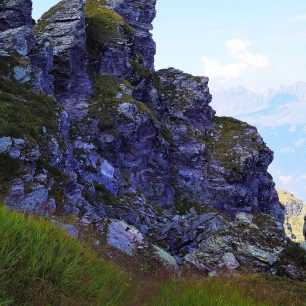 Skalní útvary po cestě dolů. Okruh kolem 5 jezer, Pizol, 5-Seen-Wanderung, švýcarské Alpy