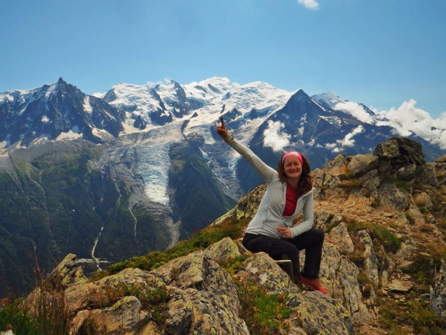 Autorka Michaela Hrdá na treku Tour de Mont Blanc, Alpy.