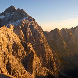 Jalovec - severní svahy v západu slunce. Julské Alpy