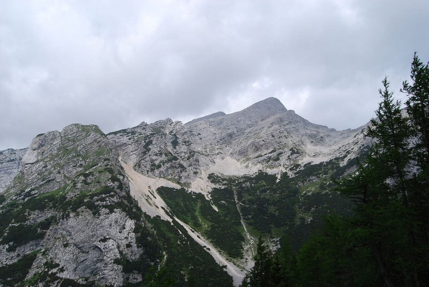 Mojstrovka ze sedla Vršič, Julské Alpy, Slovinsko.
