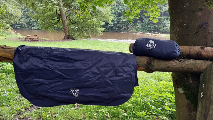 Po ranní rose bylo třeba karimatku usušit - ZULU Alex