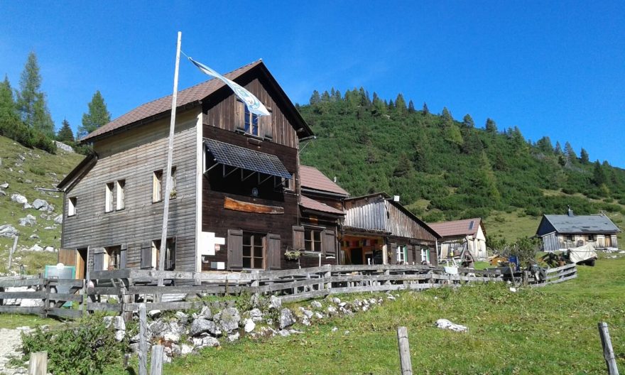 Chata Hochmoelbing Huette, Totes Gebirge, rakouské Alpy.