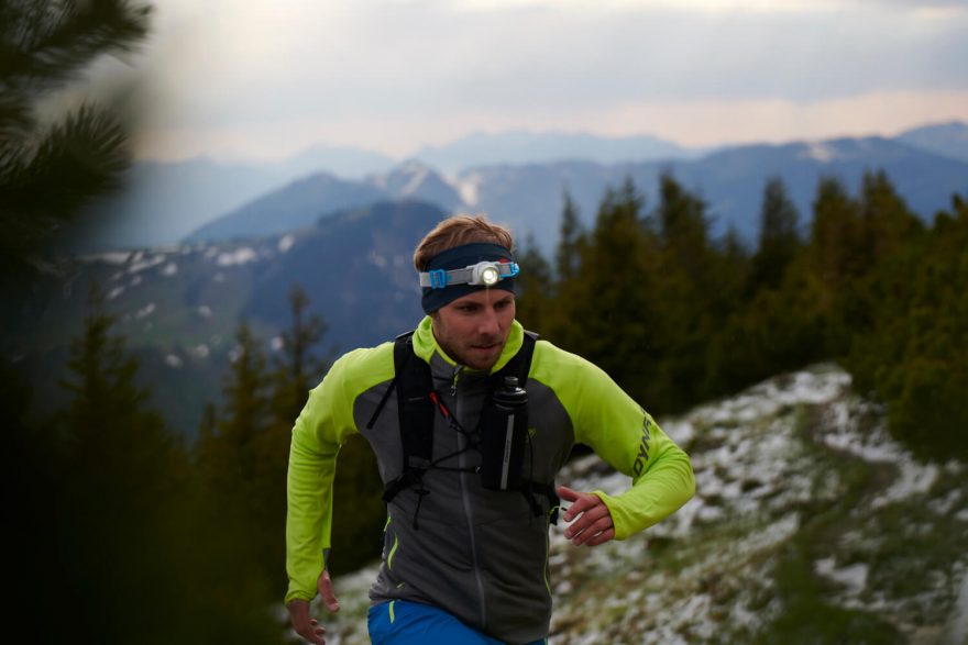 Čelovka Ledlenser Neo 10R je vhodná pro výběhy za dlouhých podzimních a zimních večerů.