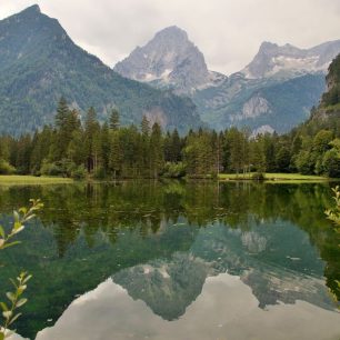 Jezero Schiederweiher u Hinterstoderu, Totes Gebirge, rakouské Alpy.