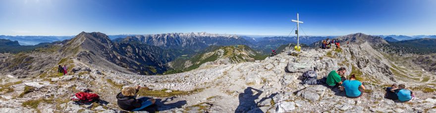 Panorama z vrcholu Schrocken, Totes Gebirge, rakouské Alpy.