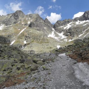 Výstup na Rysy vede místy exponovaným terénem. Vysoké Tatry, Slovensko.