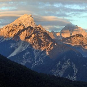 Svítání nad vrcholy Mojstrovka - vlevo - a Jalovec - vpravo, Julské Alpy, Slovinsko.