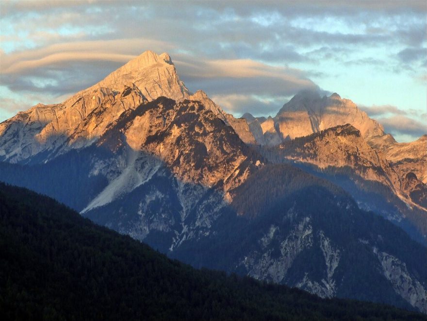 Svítání nad vrcholy Mojstrovka - vlevo - a Jalovec - vpravo, Julské Alpy, Slovinsko.