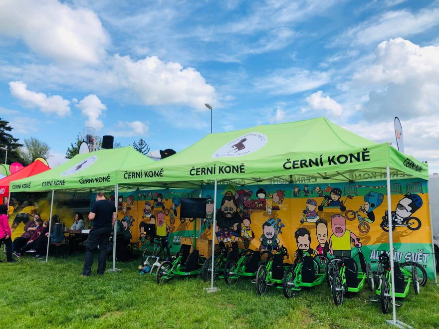 Tomáš Pouch se založením spolku Černí koně rozhodl pomáhat handicapovaným dětem.