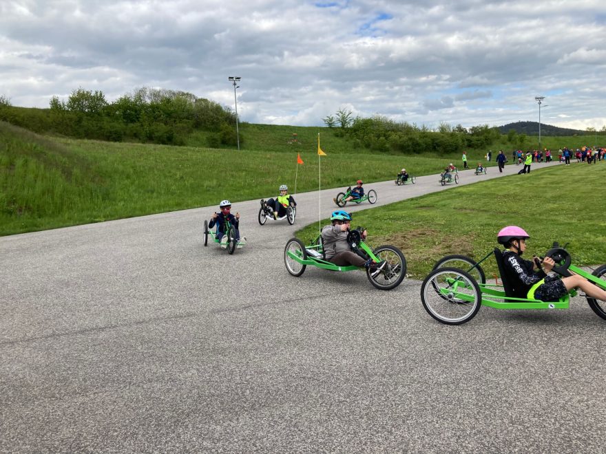 Nezisková organizace Černí koně vyrábí speciální handbiky pro děti s handicapem.