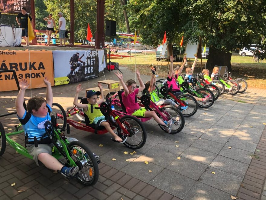 Nezisková organizace Černí koně vyrábí speciální handbiky pro děti s handicapem.