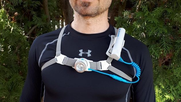 Možnosti uchycení svítilny Ledlenser Neo 10R na hrudním pásu. Foto René Kujan