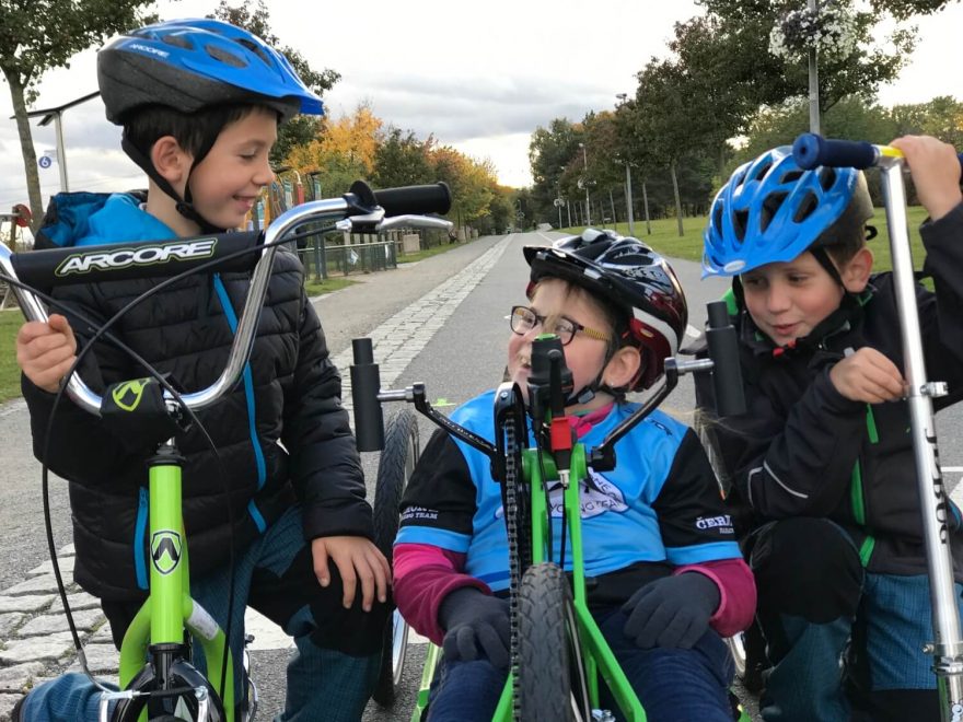 Nezisková organizace Černí koně vyrábí speciální handbiky pro děti s handicapem.
