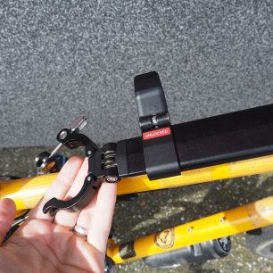 Dalším krokem je roztažení rozpěrné tyče a uchycení k sedlové trubce kola.