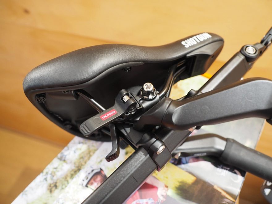 Nastavování polohy sedla Shotgun Pro probíhá pomocí rychloupínacích šroubů a závlačky pod sedlem.