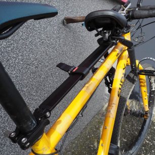 Nazávěr zaaretujete rozpěrnou tyč Shotgunu.