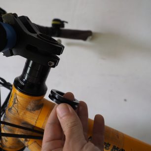 Nejsložitější částí je vyměnit kroužek pod představcem za jeden dodávaný.