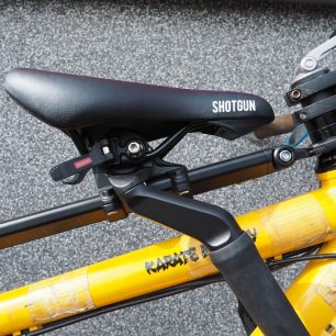 Před jízdou zkontrolujte nastavení sedla, aby pasažár měl pohodlí a všechny mechanismy Shotgunu byly zamknuty.