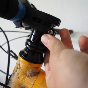 Pro výměnu je potřeba odmontovat představec z řídící trubky vidlice.