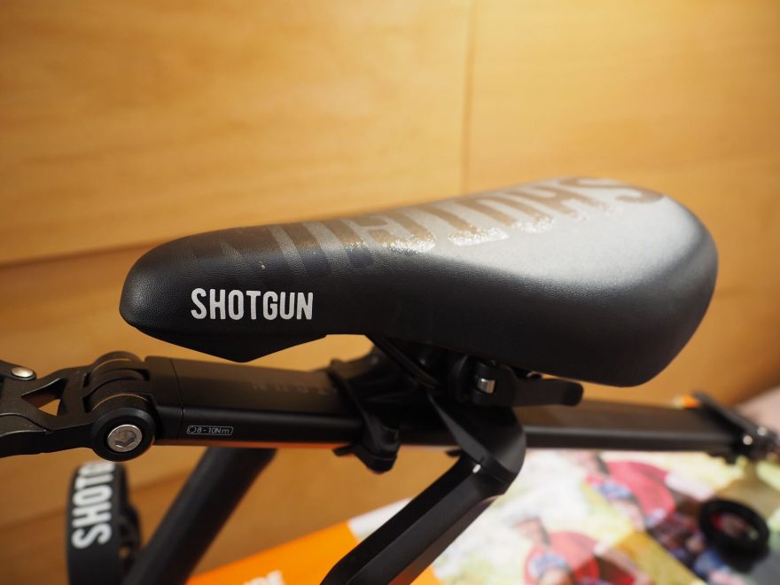 Sedlo na Shotgun Pro dětské velikosti je plně nastavitelné.