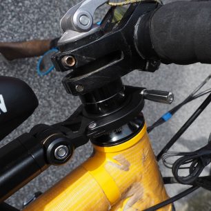 Uchycení sedla Shotgun Pro do kroužku pod představcem.