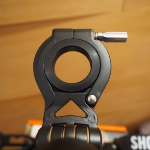 Uzavřená objímka a zajištěná ručně utahovaným šroubkem na Shogun Pro.