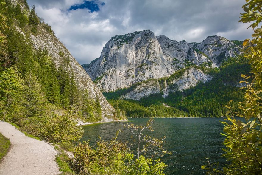 Jezero Altausseer See a dominantní skalní stěna hory Trissel. Totes Gebirge, rakouské Alpy