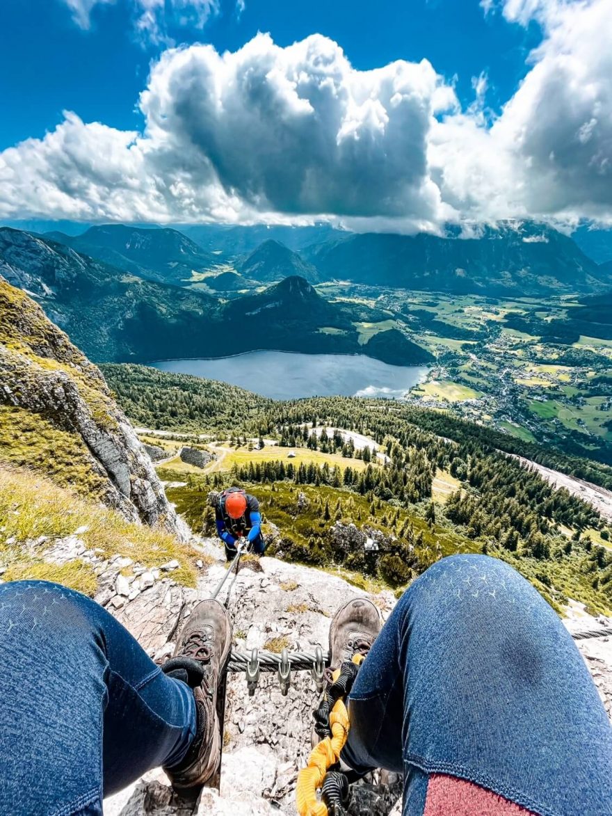 Pohled na jezero Altausseer See z feraty Sisi Loser Panorama Klettersteig, Totes Gebirge, rakouské Alpy
