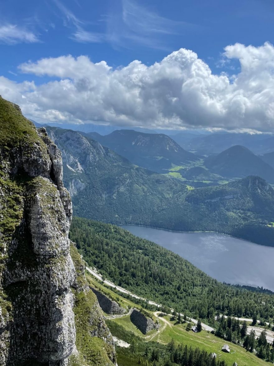 Pohled na jezero Altausseer See z feraty Sisi Loser Panorama Klettersteig, Totes Gebirge, rakouské Alpy