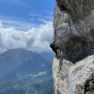 Ferrata je v některých úsecích dokonce mírně převislá a vyžaduje sílu v rukou. Ferata Sisi Loser Panorama Klettersteig, Totes Gebirge, rakouské Alpy