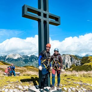 Kříž na vrcholu Loser nad jezerem Altauseer see. Ferata Sisi Loser Panorama Klettersteig, Totes Gebirge, rakouské Alpy