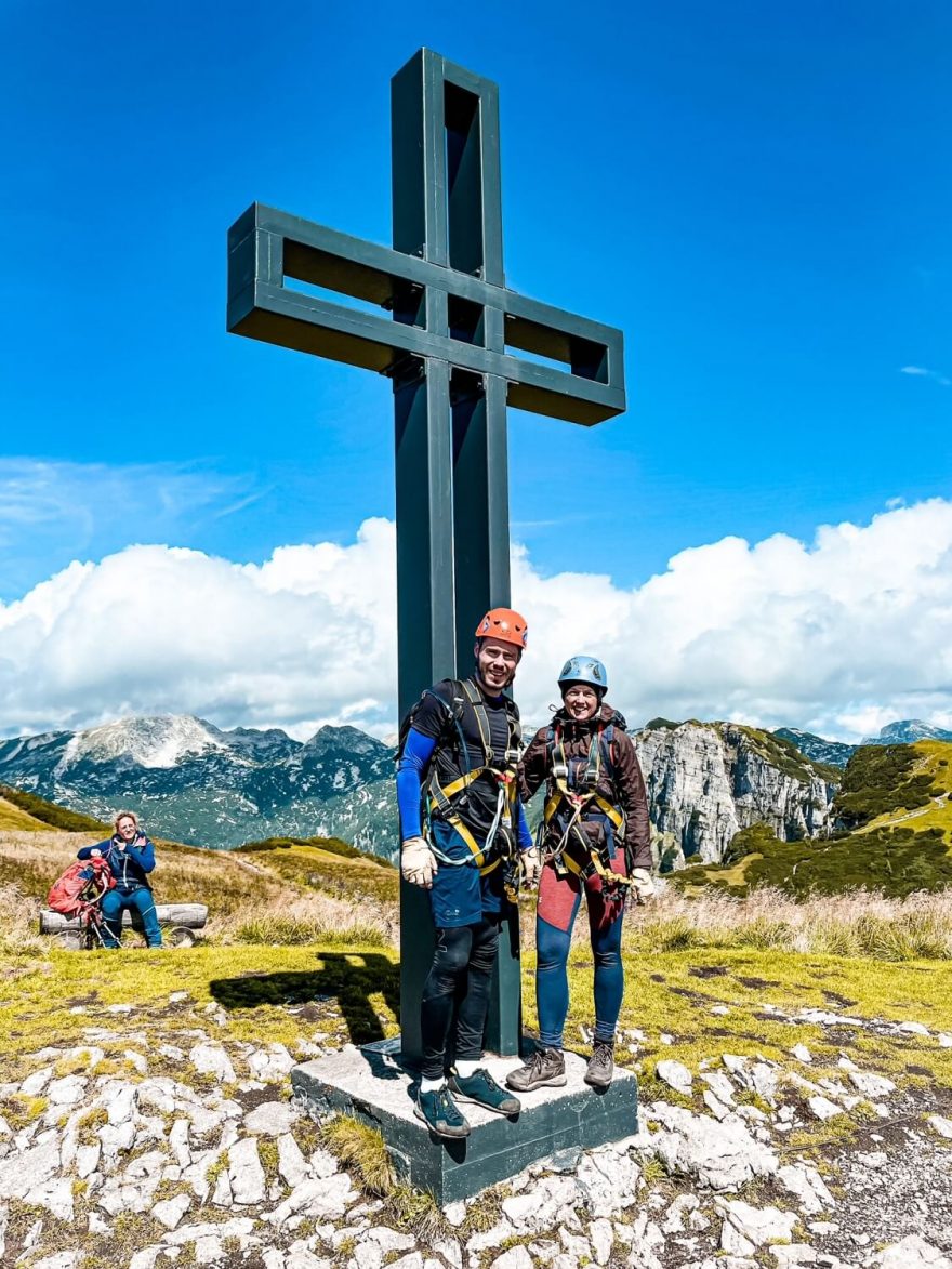 Kříž na vrcholu Loser nad jezerem Altauseer see. Ferata Sisi Loser Panorama Klettersteig, Totes Gebirge, rakouské Alpy