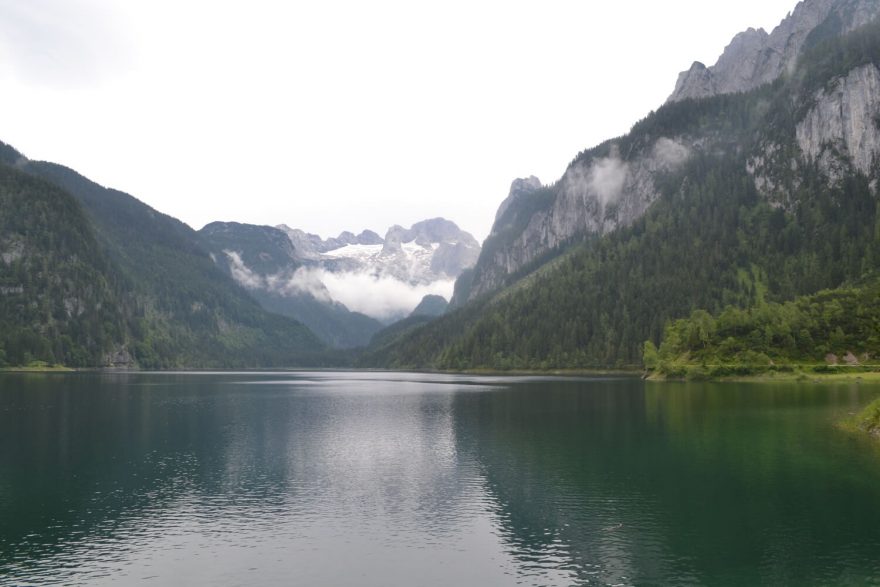 Výhledy na ledovec a masiv Dachsteinu od jezera Gosausee, Salzkammergut, Solná komora, rakouské Alpy