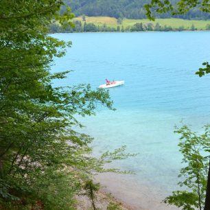 Z azurové barvy jezera se tají dech. Okruh kolem Fuschlsee, Solná komora, Salzkammergut, rakouské Alpy
