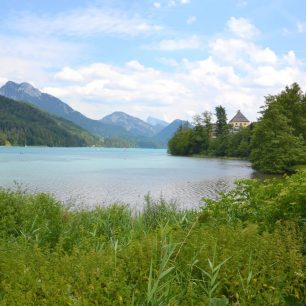 Jezero Fuschlsee leží v jezernaté oblasti Solná komora, Salzkammergut, v rakouských Alpách