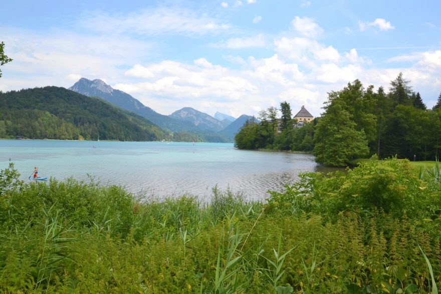 Jezero Fuschlsee leží v jezernaté oblasti Solná komora, Salzkammergut, v rakouských Alpách