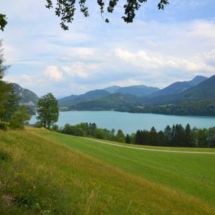 Z azurové barvy jezera se tají dech. Okruh kolem Fuschlsee, Solná komora, Salzkammergut, rakouské Alpy
