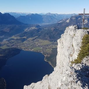 Trissel je impozantní skalní vrchol tyčící se nad jezerem Altauseer See v pohoří Totes Gebirge, rakouské Alpy