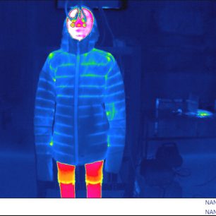 Ukázka úniků tepla u běžné péřové bundy s komorovým prošitím a bunda Direct Alpine Uniq.