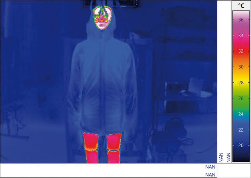 Ukázka úniků tepla u běžné péřové bundy s komorovým prošitím a bunda Direct Alpine Uniq.