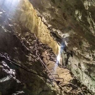 Úvodní pasáž ferraty Mein Land, Dein Land vede jeskyní. Solná komora, rakouské Alpy.