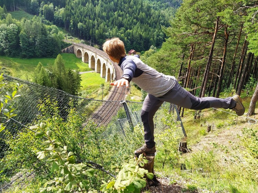 Elastický materiál neomezuje v pohybu