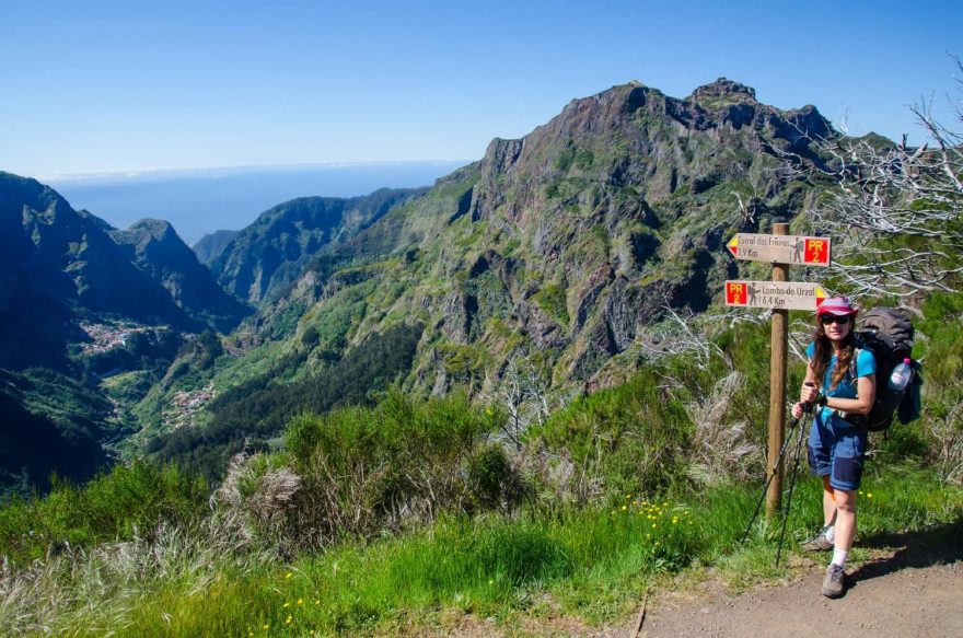 Hřebenové partie mezi Pico Ruivo a sedlem Encumeada, Madeira.