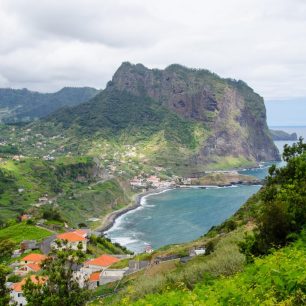 Pohled na Porto da Cruz, Madeira.