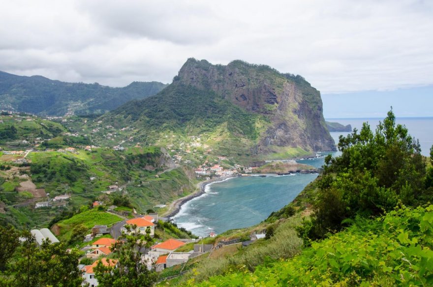 Pohled na Porto da Cruz, Madeira.