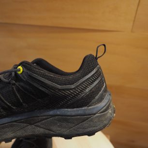 Pro nazouvání nebo zavěšení bot na karabinu slouží očka na patě bot Dropline GTX.